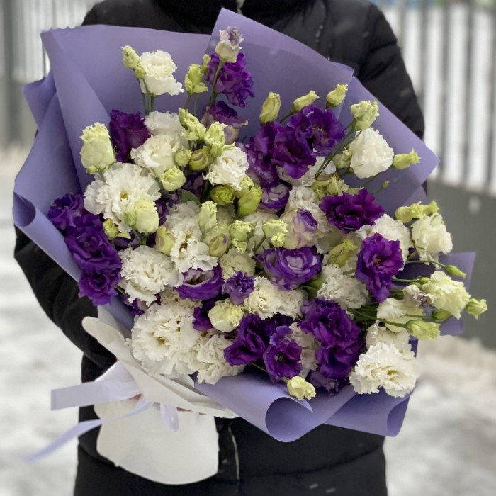 Букет из фиолетовых и белых эустом