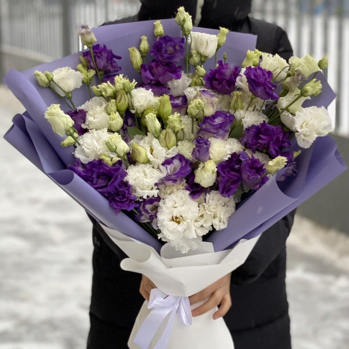 Букет из фиолетовых и белых эустом
