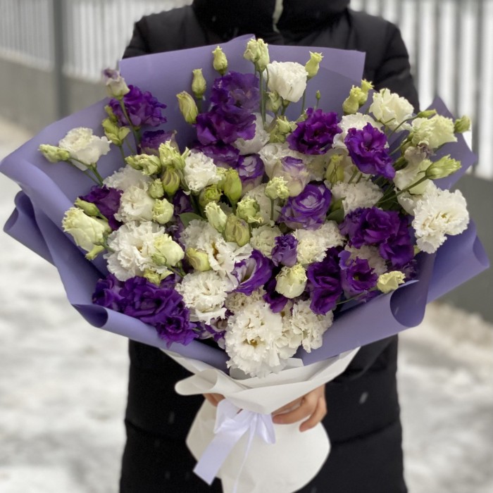 Букет из фиолетовых и белых эустом