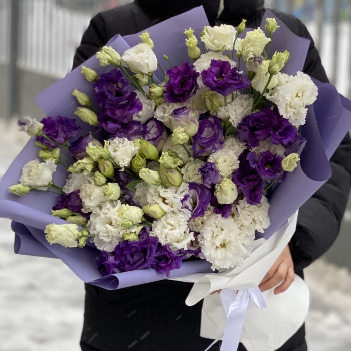 Букет из фиолетовых и белых эустом