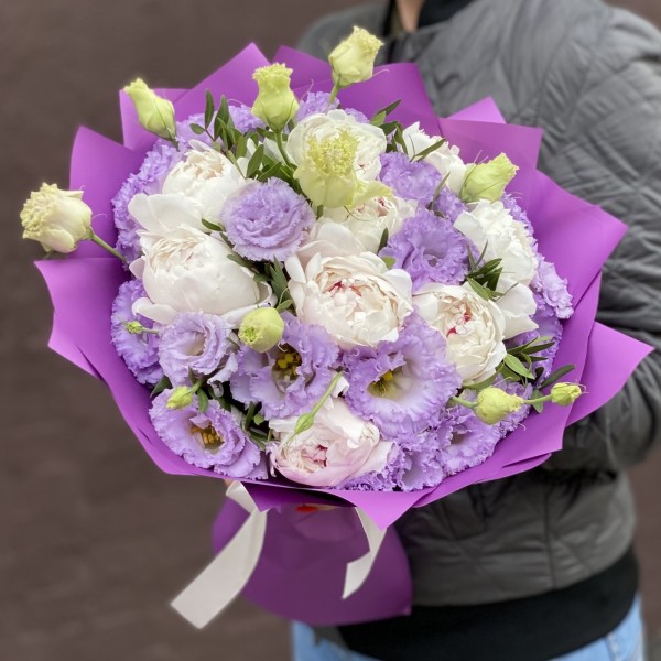 Букет из махровых эустом и пионов