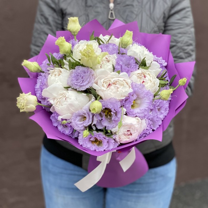 Букет из махровых эустом и пионов