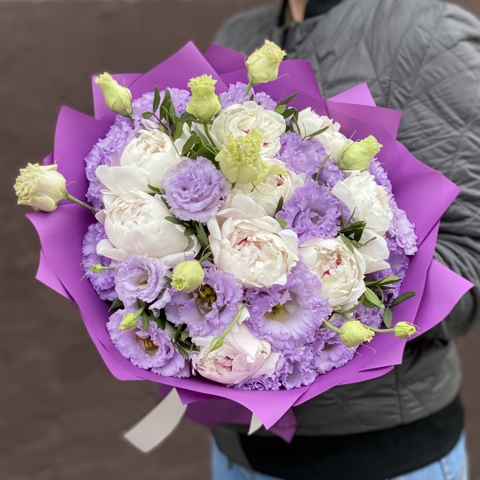 Букет из махровых эустом и пионов