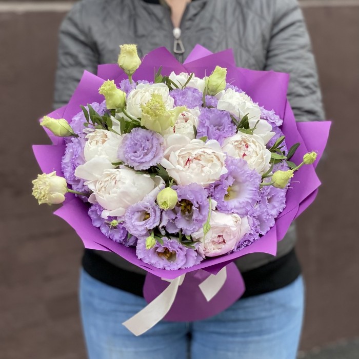 Букет из махровых эустом и пионов