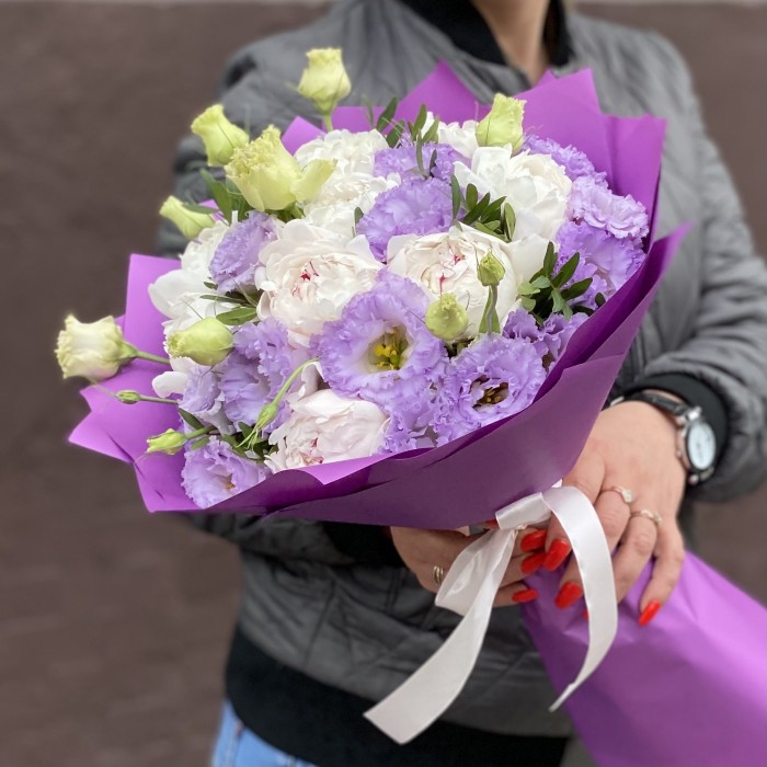 Букет из махровых эустом и пионов