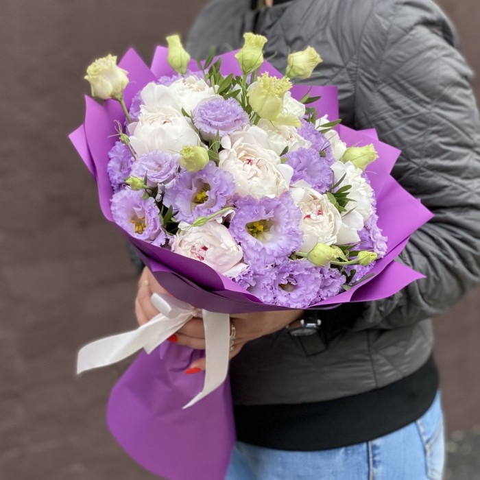 Букет из махровых эустом и пионов