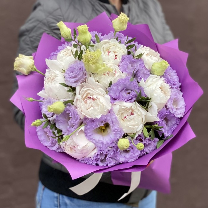 Букет из махровых эустом и пионов