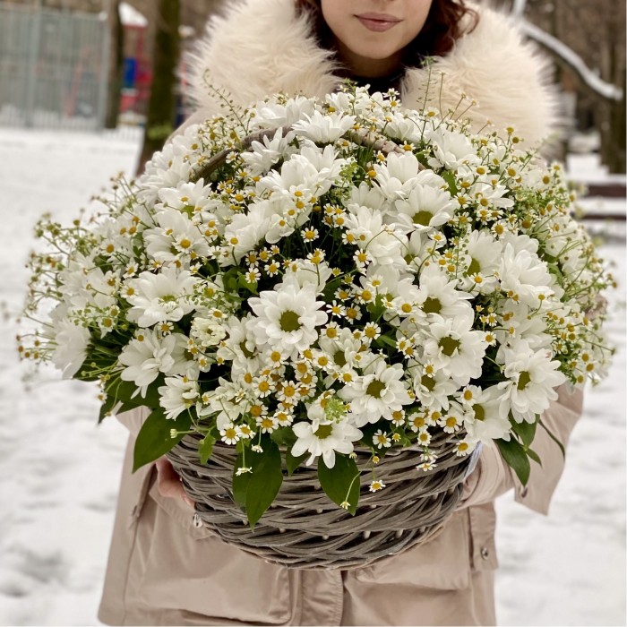Корзина душистых хризантем и ромашек