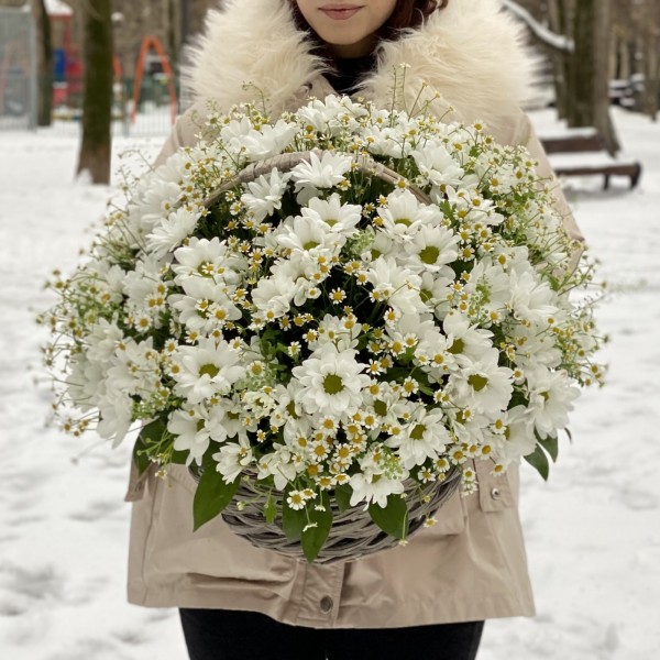 Корзина душистых хризантем и ромашек