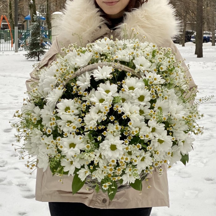 Корзина душистых хризантем и ромашек