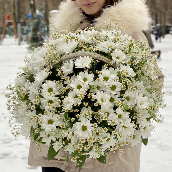 Корзина душистых хризантем и ромашек