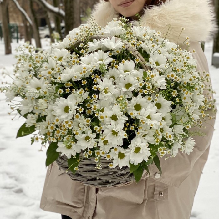 Корзина душистых хризантем и ромашек
