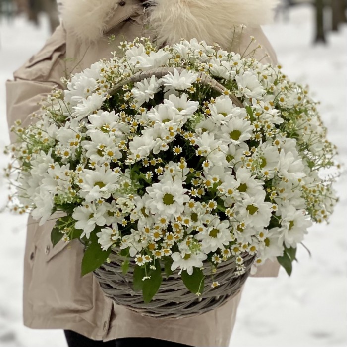 Корзина душистых хризантем и ромашек