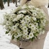 Корзина душистых хризантем и ромашек