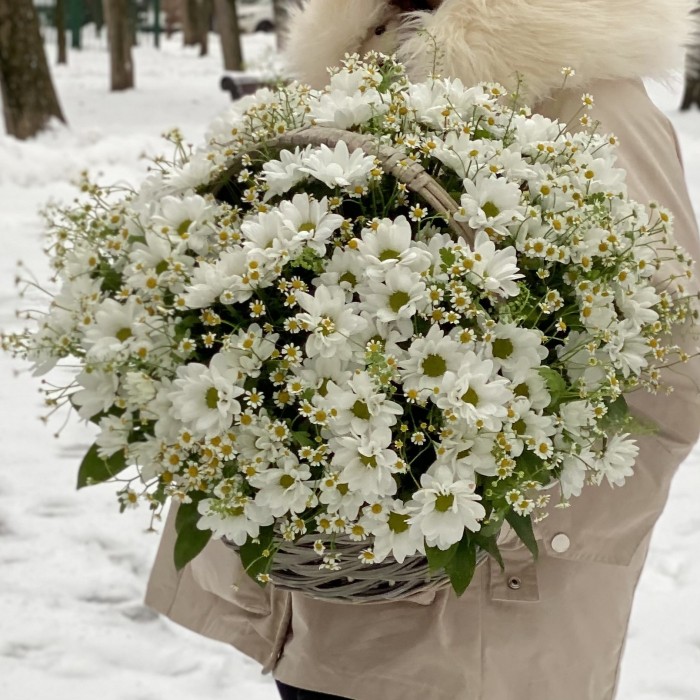 Корзина душистых хризантем и ромашек