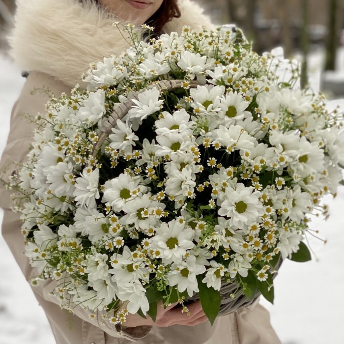 Корзина душистых хризантем и ромашек