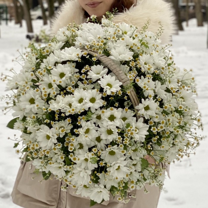 Корзина душистых хризантем и ромашек