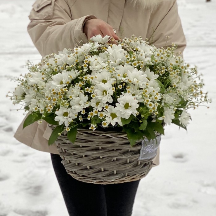 Корзина душистых хризантем и ромашек