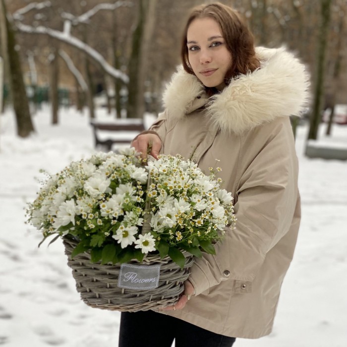 Корзина душистых хризантем и ромашек