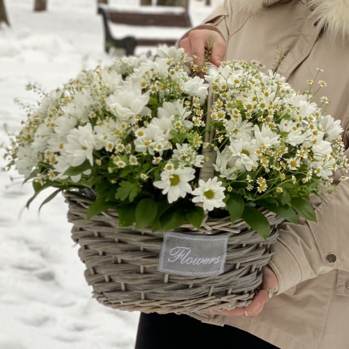 Корзина душистых хризантем и ромашек