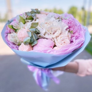 Нежный букет с пионами