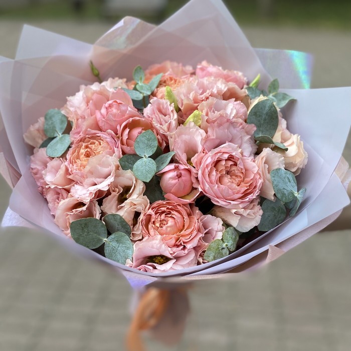 Букет из пионовидных роз и эустомы