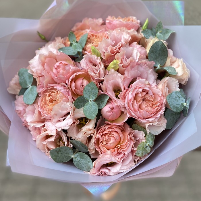 Букет из пионовидных роз и эустомы