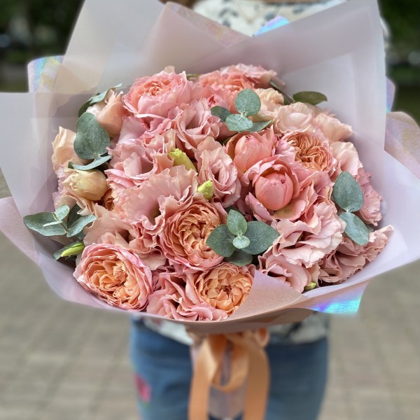 Букет из пионовидных роз и эустомы