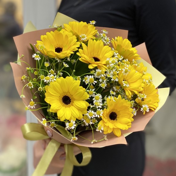 9 желтых гербер с танацетумом