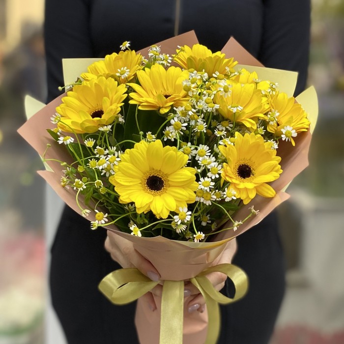 9 желтых гербер с танацетумом