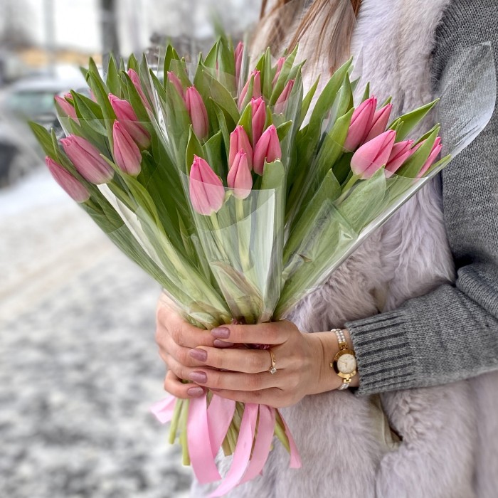 Корпоративный букет розовые тюльпаны