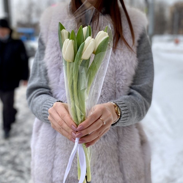 Корпоративный букет белые тюльпаны