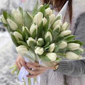 Корпоративный букет белые тюльпаны