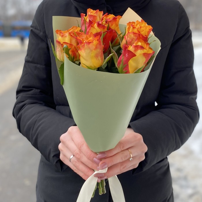 Корпоративный букет из красно-желтых роз