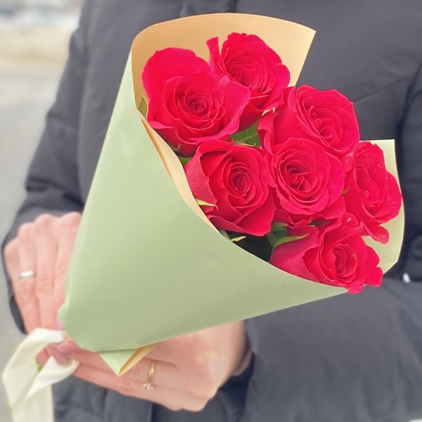 Корпоративный букет из 7 малиновых роз Такаци