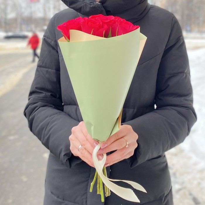 Корпоративный букет из 7 малиновых роз Такаци