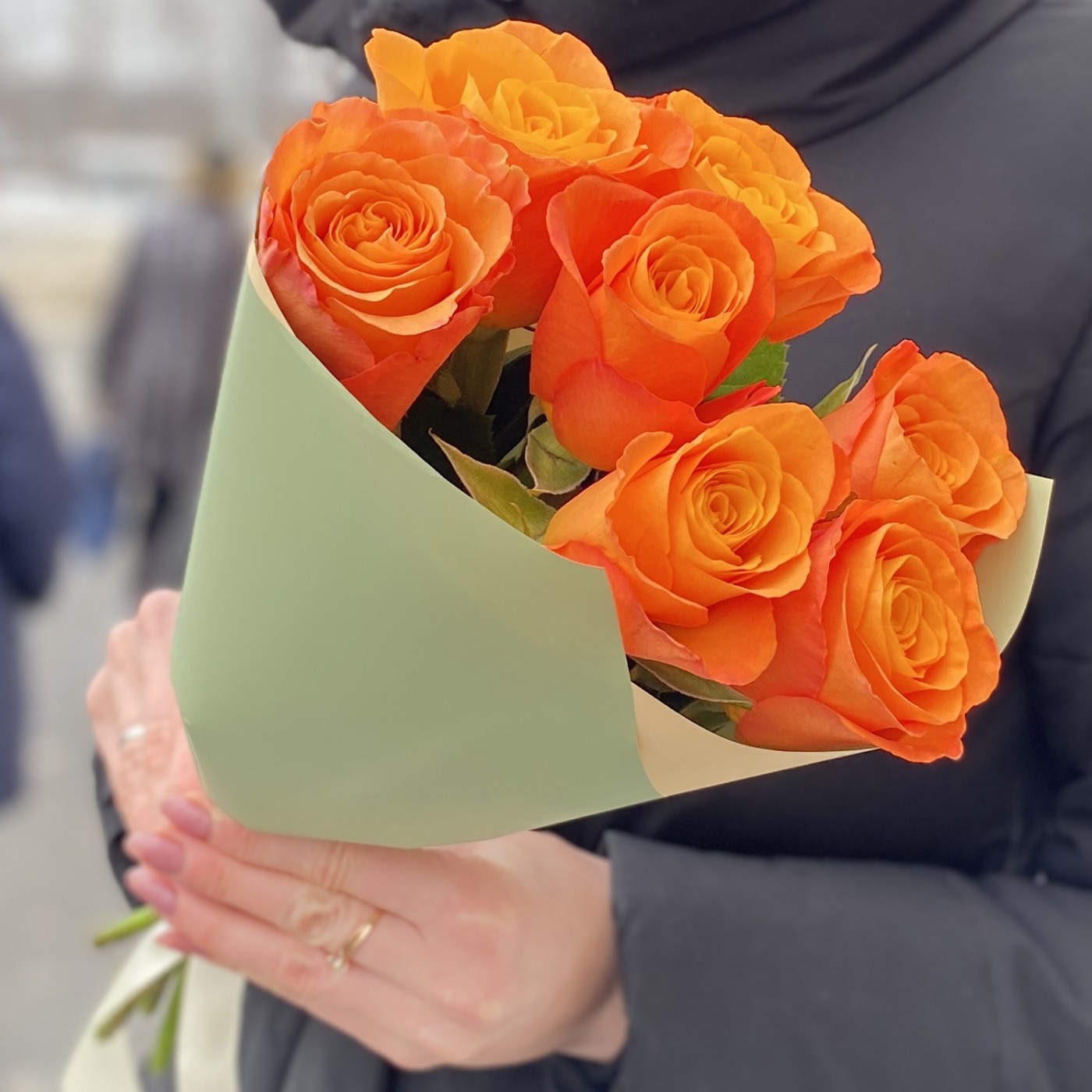 Букет оранжевых роз дешевле 1000 руб на День Святого Валентина