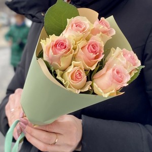 Корпоративный букет из 7  розовых роз