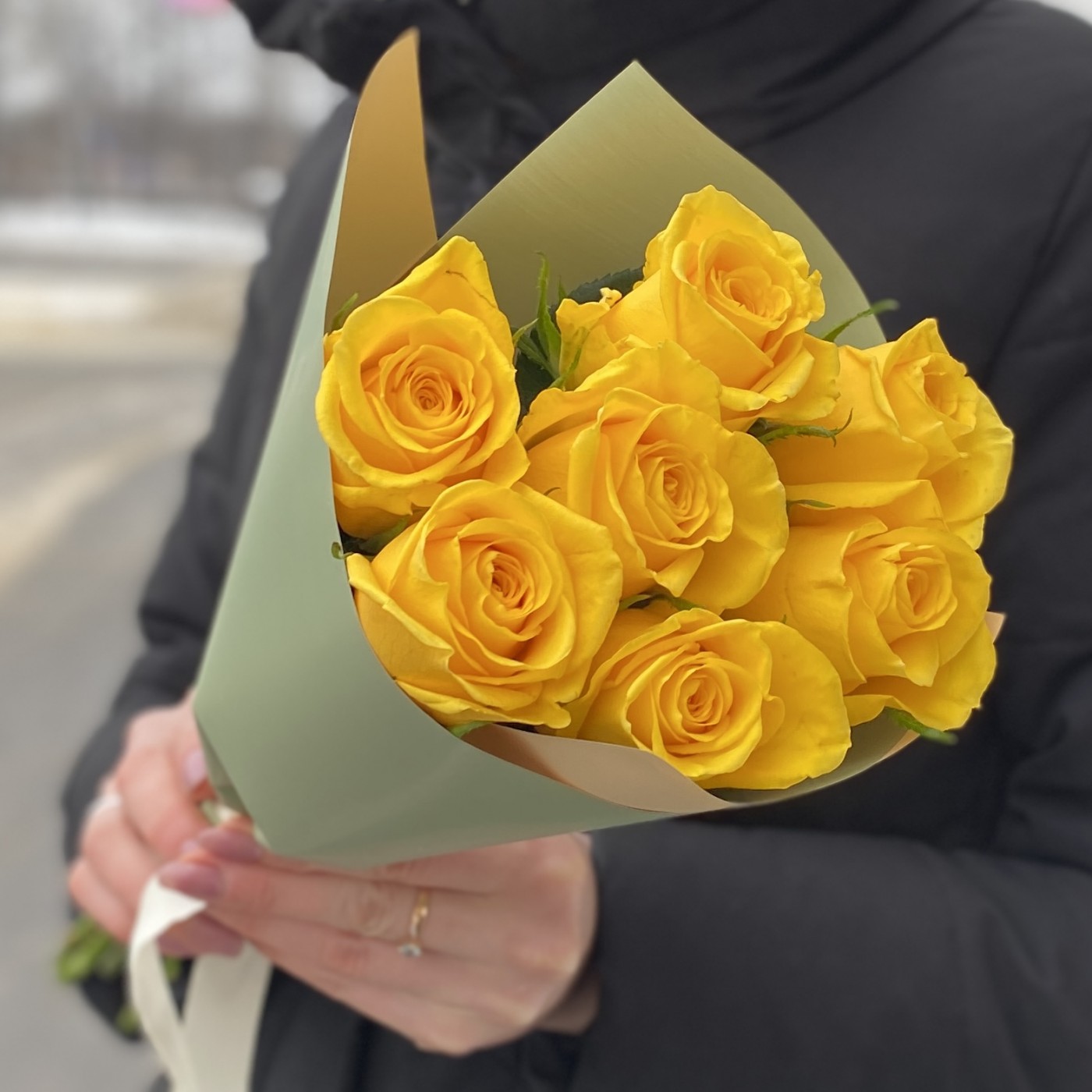 Роскошный букет желтых роз в корзине до 1000 руб на День Восьмого Марта