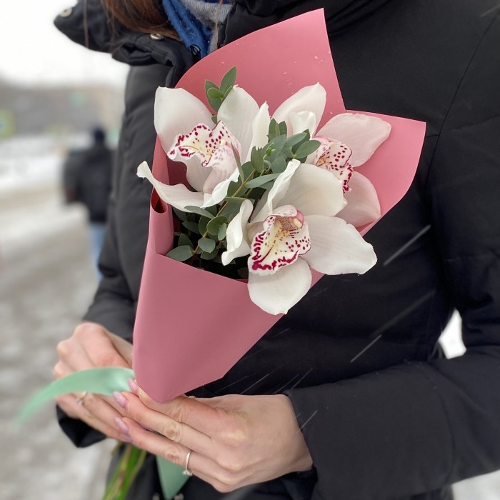 Корпоративный букет с белыми орхидеями