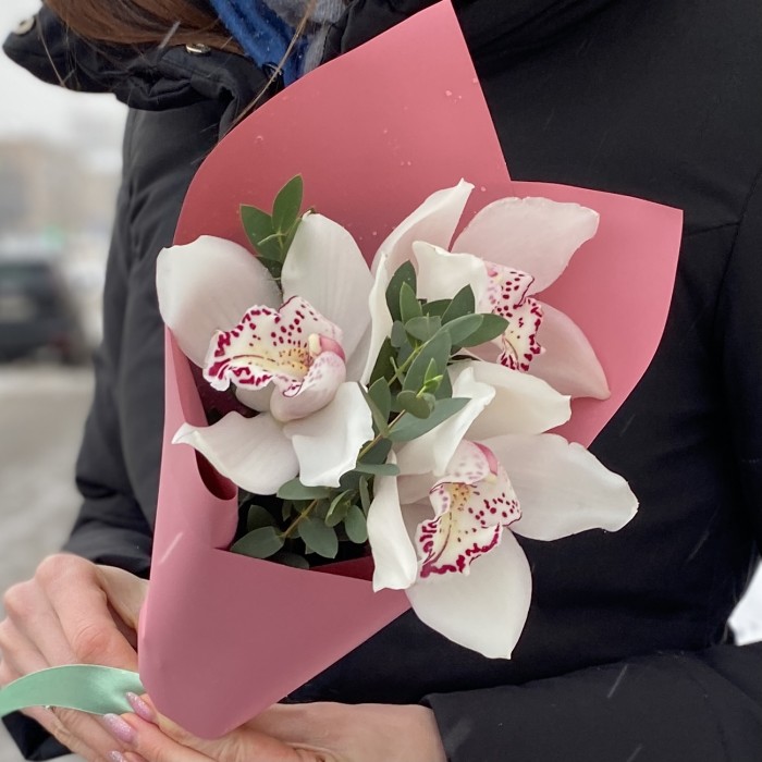 Корпоративный букет с белыми орхидеями
