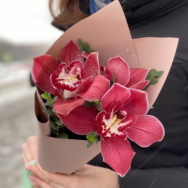 Корпоративный букет с бордовыми орхидеями