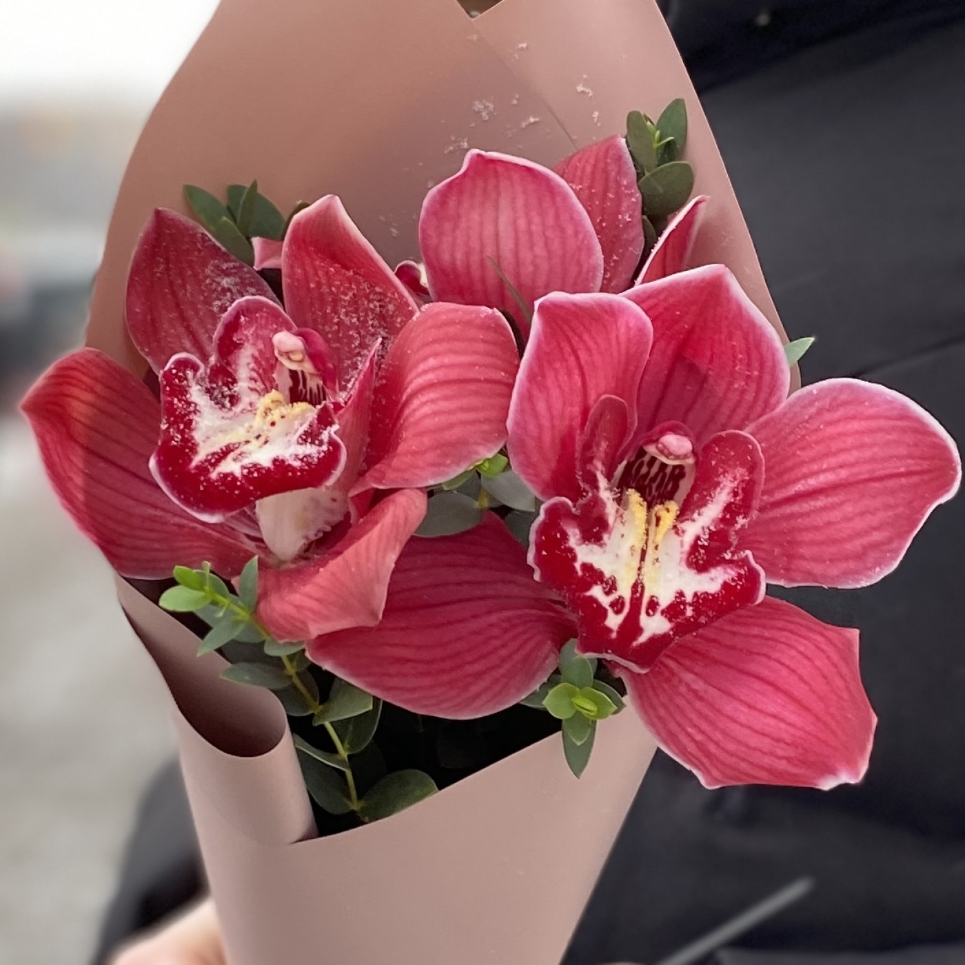 Эксклюзивный букет с алыми орхидеями заказать с доставкой на Женский День Восьмого Марта