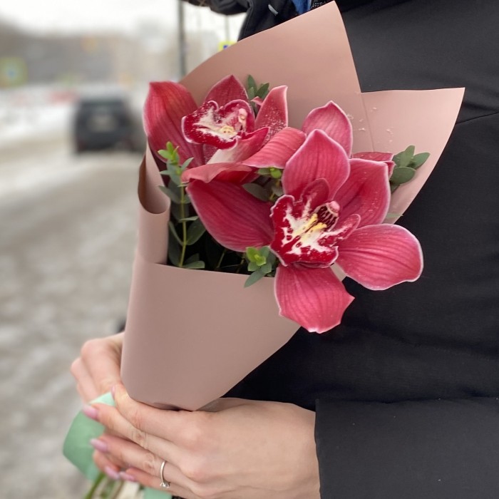 Корпоративный букет с бордовыми орхидеями