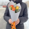 Красно-желтые розы с эвкалиптом