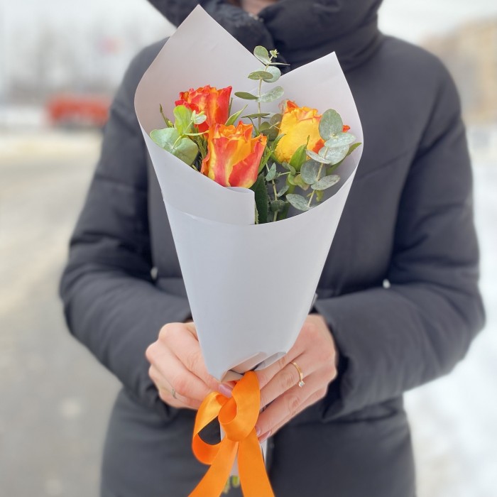 Красно-желтые розы с эвкалиптом