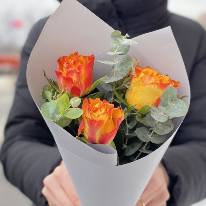 Красно-желтые розы с эвкалиптом