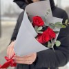 Красные розы с эвкалиптом