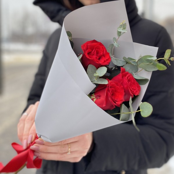 Красные розы с эвкалиптом