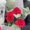 Малиновые розы Такаци с эвкалиптом